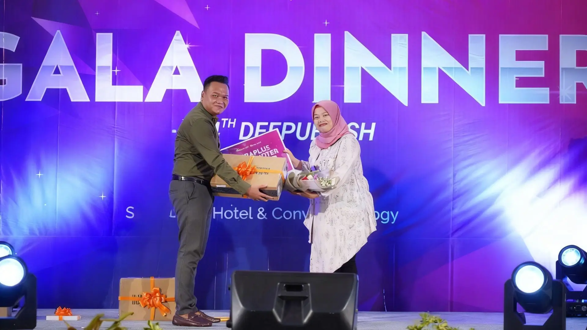 Putri-Rinanda-Sari-Netpromoter-of-The-Year-2023-2024.webp