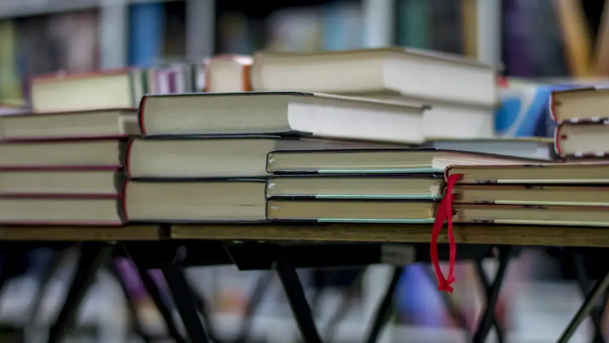 Apa Itu Buku Teks? Pengertian, Fungsi, Jenis dan Manfaat