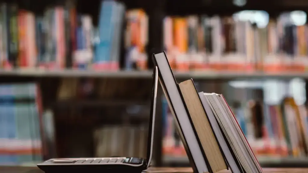 Strategi Memilih Terbit Buku Cetak atau Digital