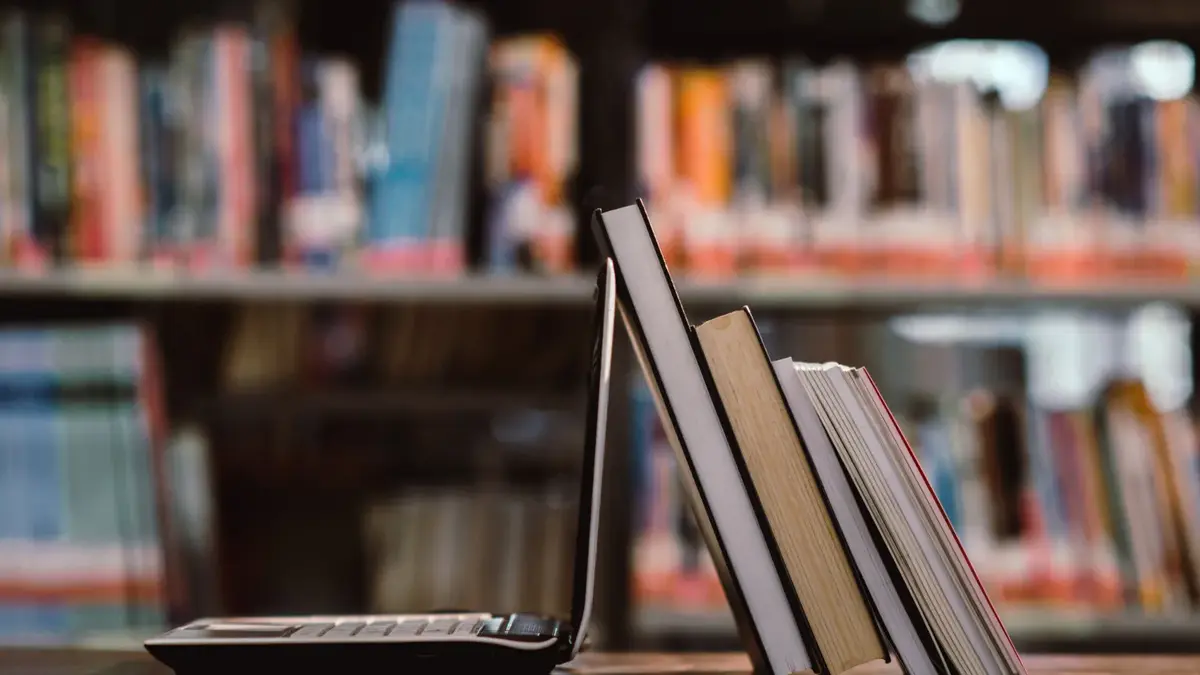 Strategi Memilih Terbit Buku Cetak atau Digital